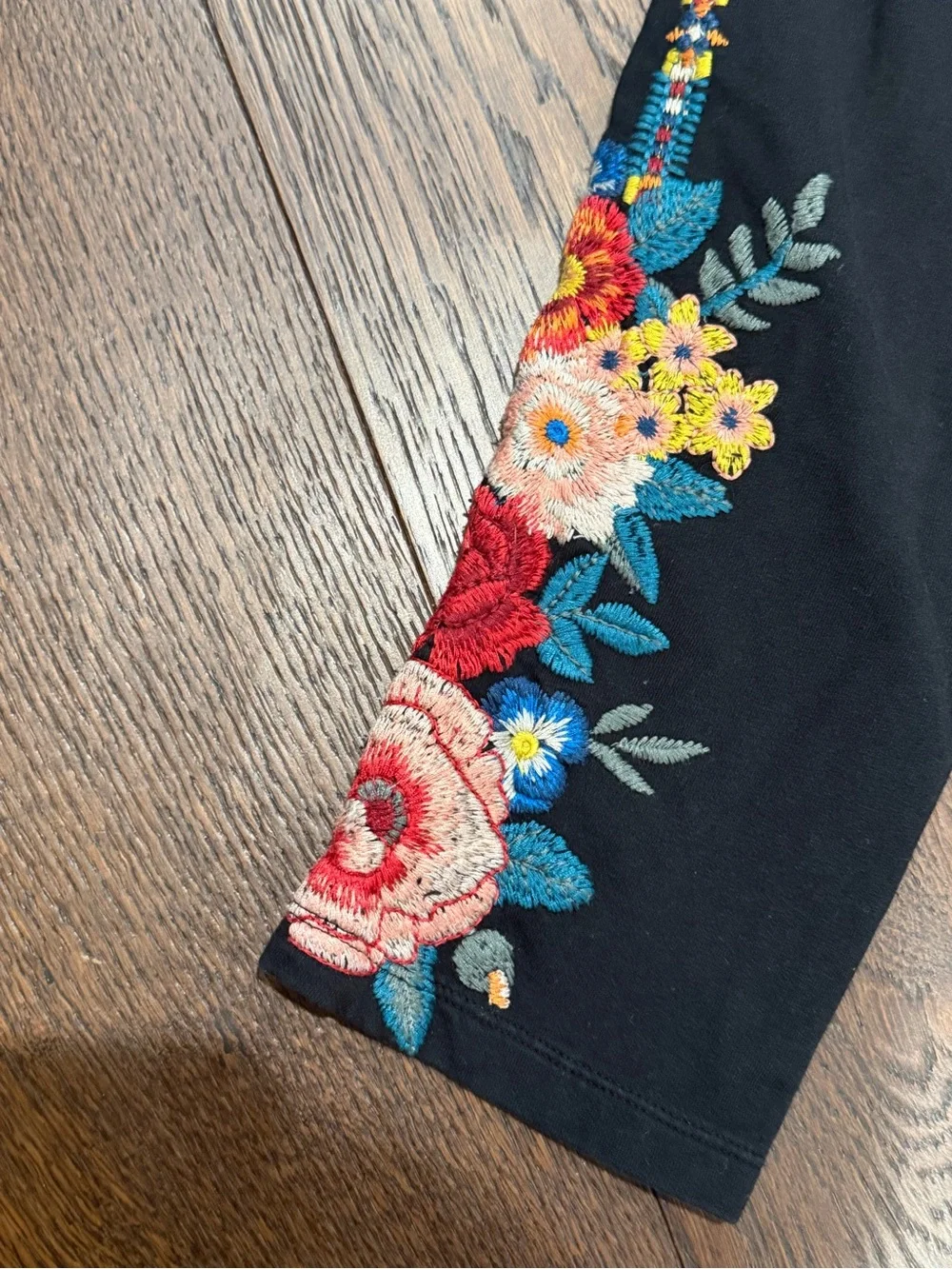 Women’s black Johnny was floral embroidered flowers leggings large